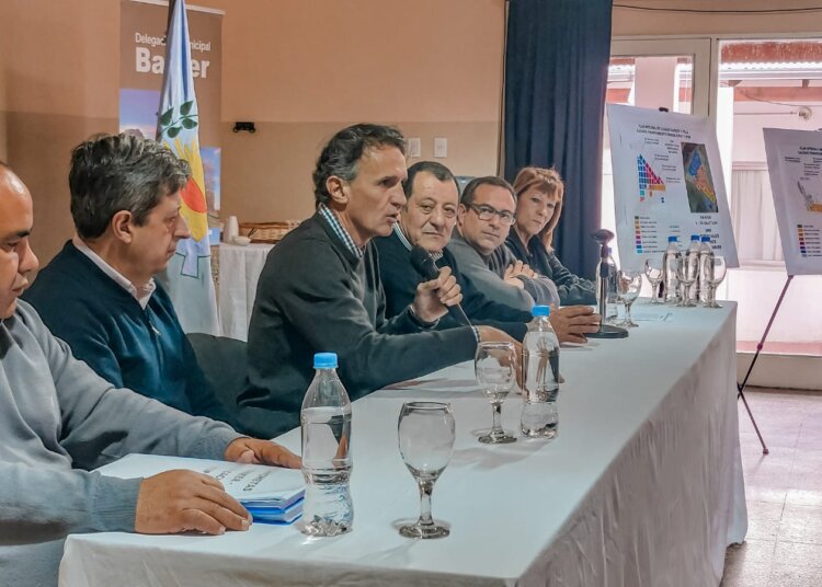 Se firmó el acta para la ampliación de la obra de cloacas en Barker
