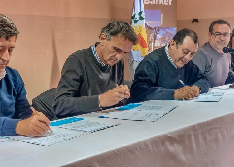 Se firmó el acta para la ampliación de la obra de cloacas en Barker