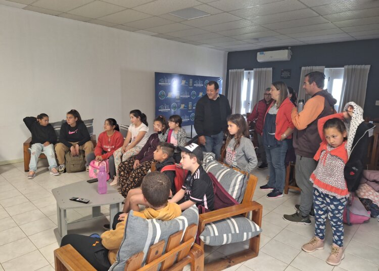 Alumnos de la escuela del Luchador disfrutaron la pileta climatizada