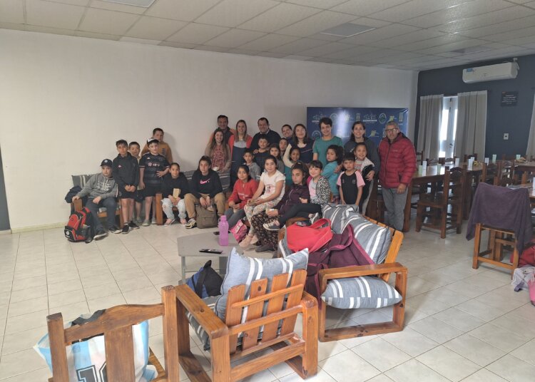 Alumnos de la escuela del Luchador disfrutaron la pileta climatizada