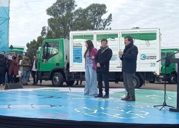 Acto de entrega de camiones a municipios para la recolección de residuos