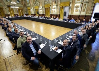 Kicillof convocó a intendentes, cayó Massa de sorpresa y pidió redoblar esfuerzos