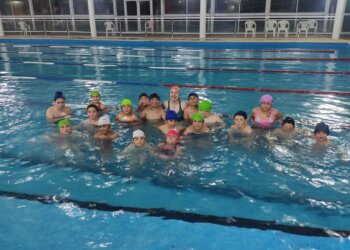 Alumnos de la escuela del Luchador disfrutaron la pileta climatizada