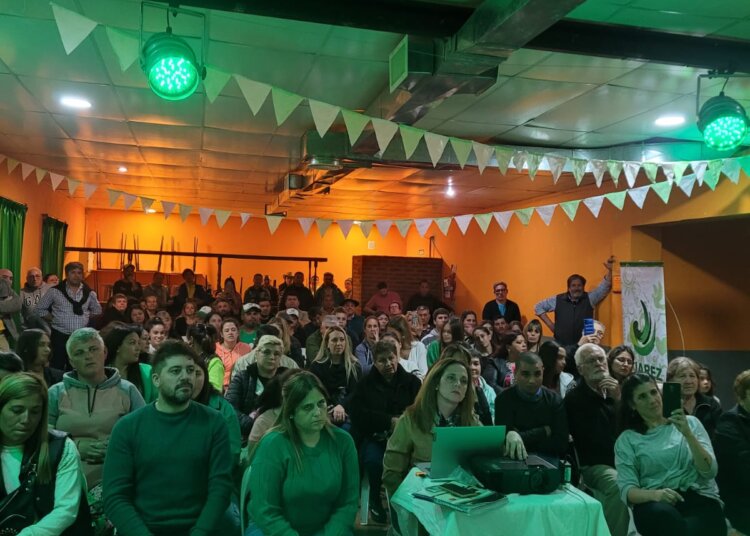 Con un lleno total Sergio Ferraro cerró anoche la campaña en Barker