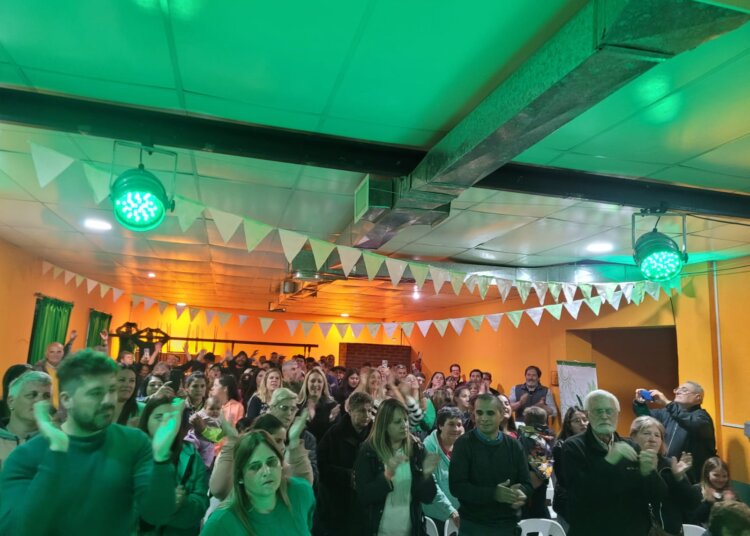 Con un lleno total Sergio Ferraro cerró anoche la campaña en Barker