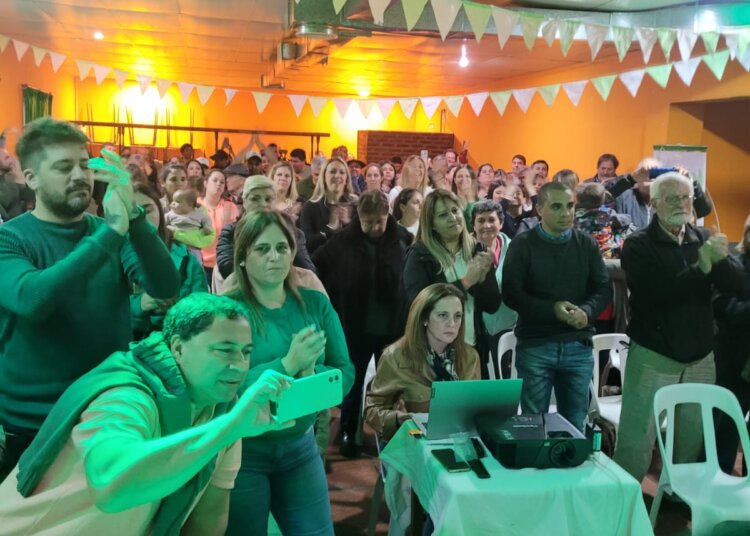 Con un lleno total Sergio Ferraro cerró anoche la campaña en Barker