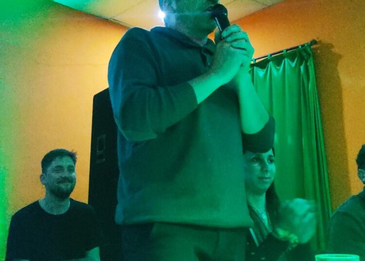 Con un lleno total Sergio Ferraro cerró anoche la campaña en Barker