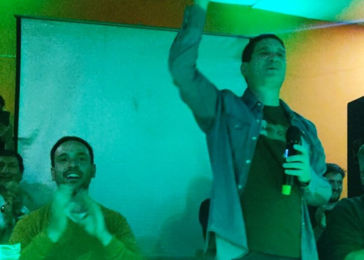 Con un lleno total Sergio Ferraro cerró anoche la campaña en Barker