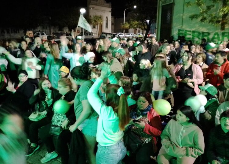 Multitudinaria caravana acompañó el cierre de Sergio Ferraro