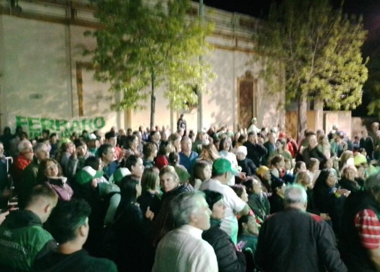 Multitudinaria caravana acompañó el cierre de Sergio Ferraro