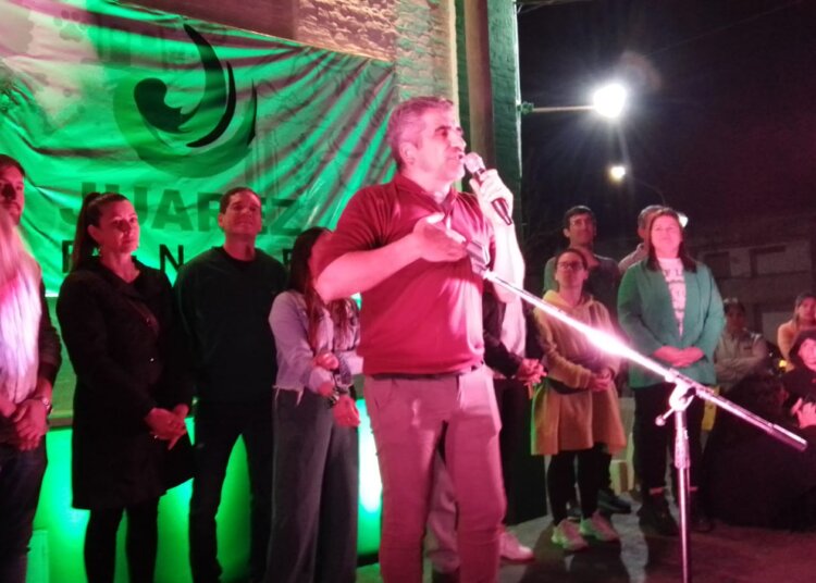 Multitudinaria caravana acompañó el cierre de Sergio Ferraro