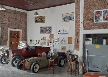 Trabajos de mantenimiento en el edificio del Museo del Automóvil