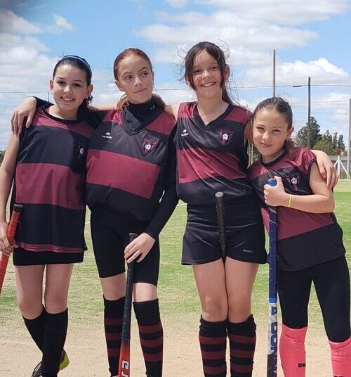 Las Indias Hockey jugaron en San Cayetano, viajaron cinco categorías