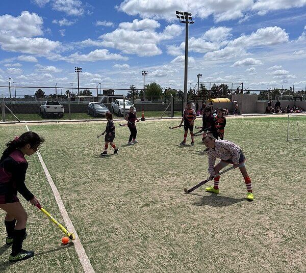 Las Indias Hockey jugaron en San Cayetano, viajaron cinco categorías