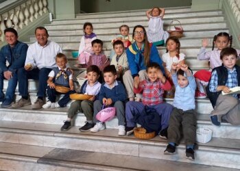 Día de la Tradición, un grupo de Pecas de Sol visitaron el Palacio Municipal