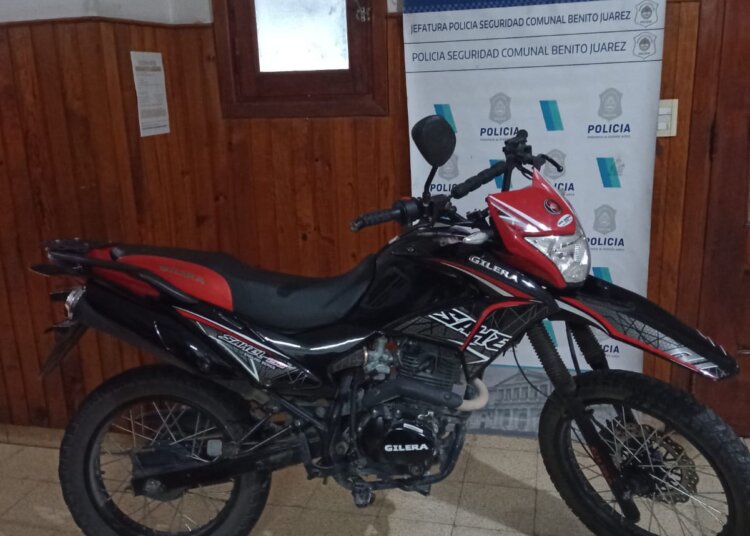Aprehendieron a un hombre cuando robaba una moto