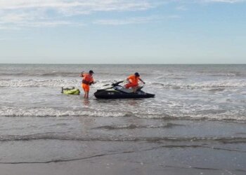 Se metió al mar y no pudo salir: buscan a un joven de 21 años en Monte Hermoso