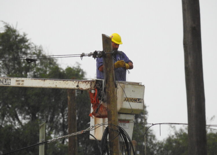 La tormenta de la madrugada voló un techo, y generó problemas en líneas eléctricas