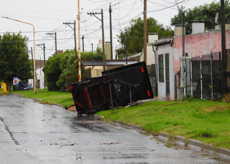 La tormenta de la madrugada voló un techo, y generó problemas en líneas eléctricas