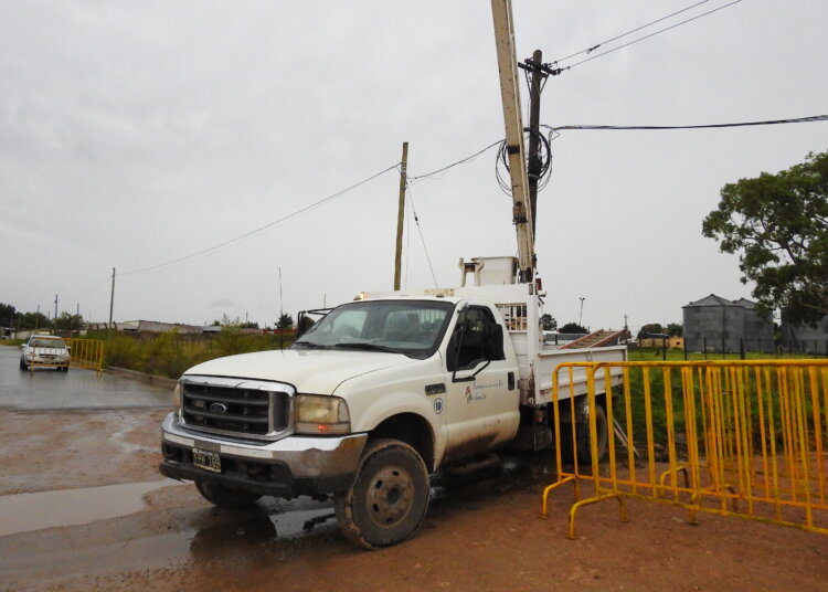 La tormenta de la madrugada voló un techo, y generó problemas en líneas eléctricas