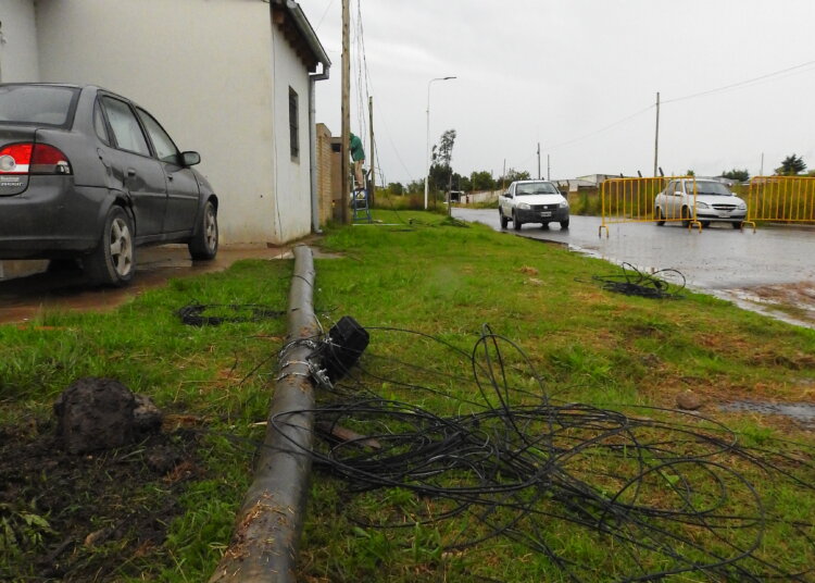 La tormenta de la madrugada voló un techo, y generó problemas en líneas eléctricas