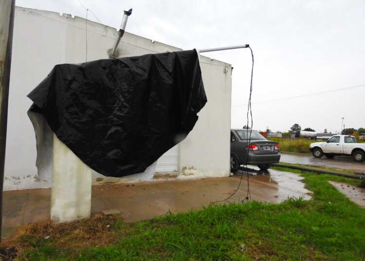 La tormenta de la madrugada voló un techo, y generó problemas en líneas eléctricas