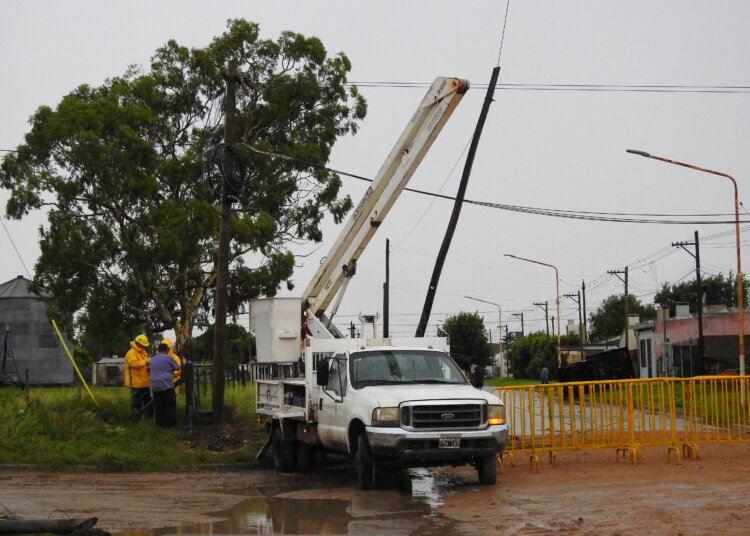 La tormenta de la madrugada voló un techo, y generó problemas en líneas eléctricas