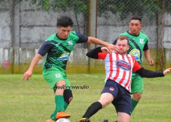 Bendita lluvia, Mataderos goleó y es líder. Albirojo no le pierde pisada