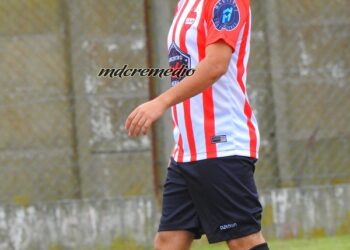 Bendita lluvia, Mataderos goleó y es líder. Albirojo no le pierde pisada