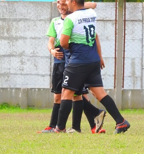 Mataderos sin jugar sigue siendo líder. Albirojo cayó ante Rojinegro
