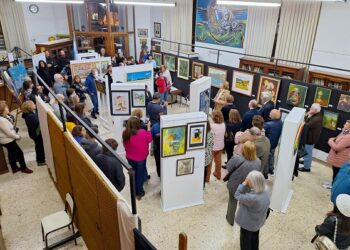 Julio Marini acompañó la inauguración de la muestra colectiva de artistas locales