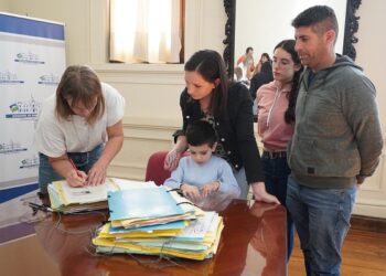 Mi escritura, mi casa | Acto de firma de escrituras en el Salón Dorado