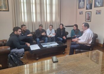 El intendente se reunió con madres, padres y profesores de la Escuela Municipal de Vóley