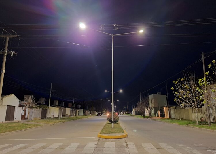 Colocación de nuevas luminarias en el acceso de Av. Muñiz