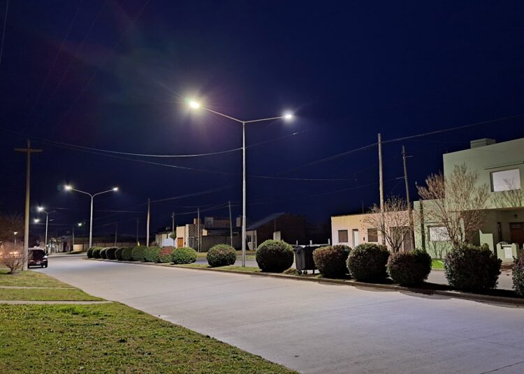 Colocación de nuevas luminarias en el acceso de Av. Muñiz