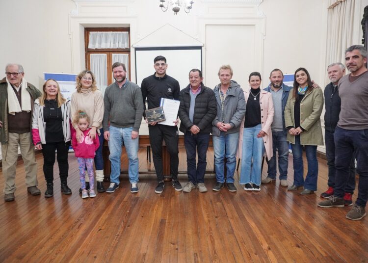 Entrega del reconocimiento de Joven Destacado a Agustín «Picha» Marini