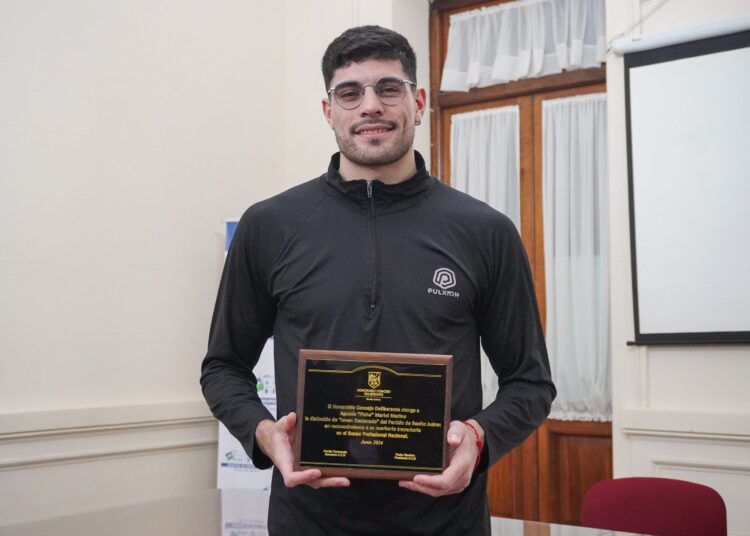 Entrega del reconocimiento de Joven Destacado a Agustín «Picha» Marini
