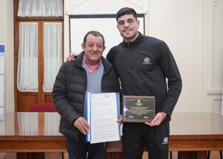 Entrega del reconocimiento de Joven Destacado a Agustín «Picha» Marini