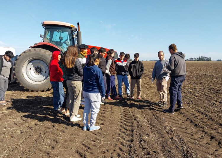 Alianza educativa y técnica para evaluar el impacto de Bioinsumos en cultivo