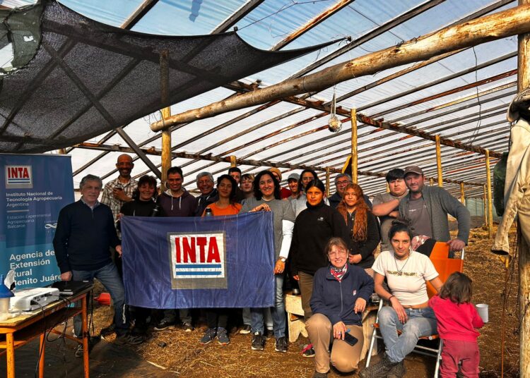 Rica jornada sobre muestreo y análisis del suelo con unidades hortícolas