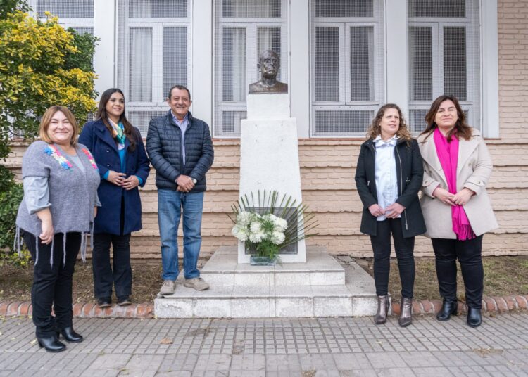 La comunidad educativa de Benito Juárez conmemoró el Día del Maestro