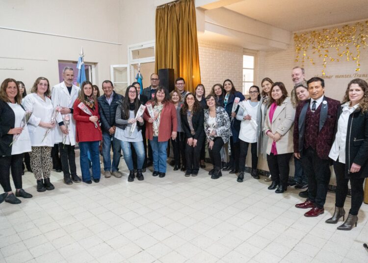 La comunidad educativa de Benito Juárez conmemoró el Día del Maestro