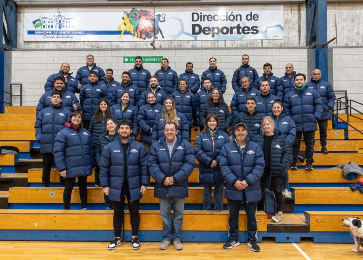 Entrega de indumentaria para la Dirección General de Deportes