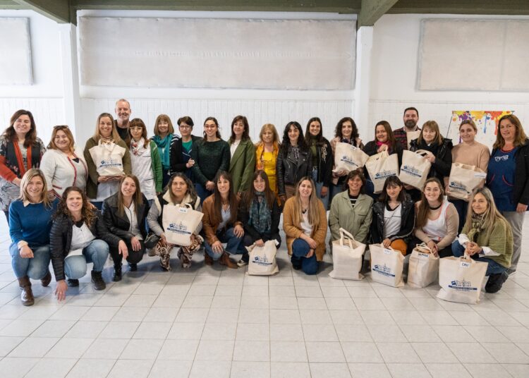 Entrega de libros de autores locales a instituciones educativas del distrito