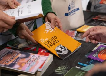 Entrega de libros de autores locales a instituciones educativas del distrito