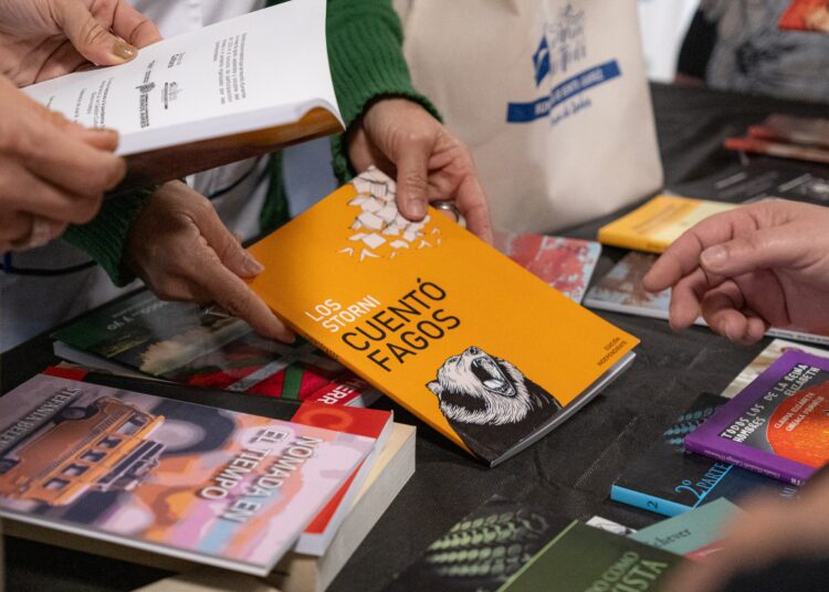 Entrega de libros de autores locales a instituciones educativas del distrito