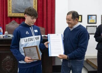 Entrega del reconocimiento de Joven Destacado a Nicolás Illia
