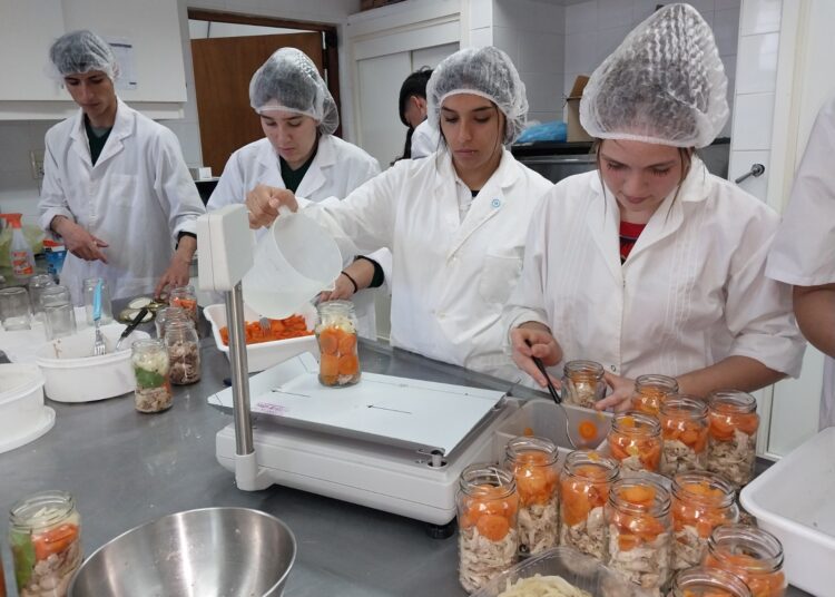 Práctica profesionalizante de elaboración de conservas con autoclave en Escuela Agraria