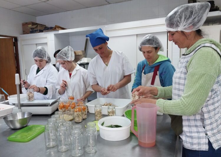 Práctica profesionalizante de elaboración de conservas con autoclave en Escuela Agraria