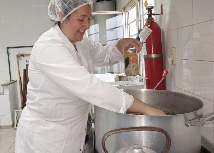 Práctica profesionalizante de elaboración de conservas con autoclave en Escuela Agraria